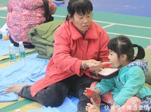 舌苔|3个症状判断小儿积食，做好这2事，消食长个胃口好