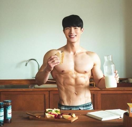 肌肉|肌肉男模长得好有型，胸肌和臂肌很精壮，腹肌和人鱼线如刀刻