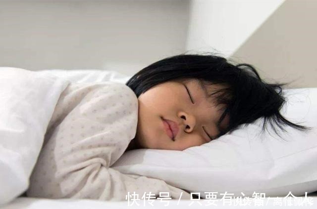 早睡早起|小学生迟到急速奔跑,监控只拍到残影只要够快,监控就拍不到我