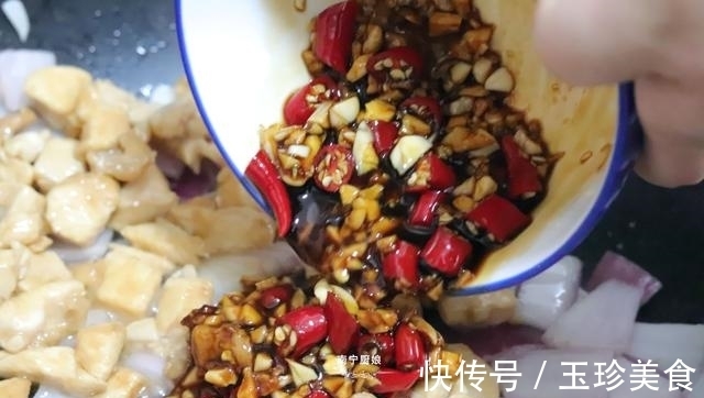 洋葱和鸡肉搭配这样做,特别开胃下饭,吃过一次的人还想吃第二次