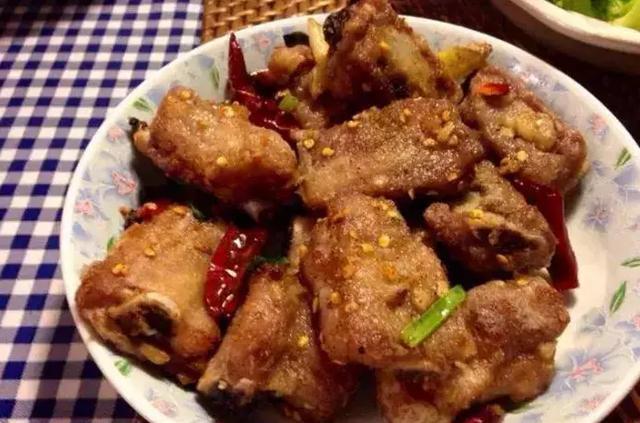 蒜香排骨，香喷喷，特别适合午餐，是下饭神器