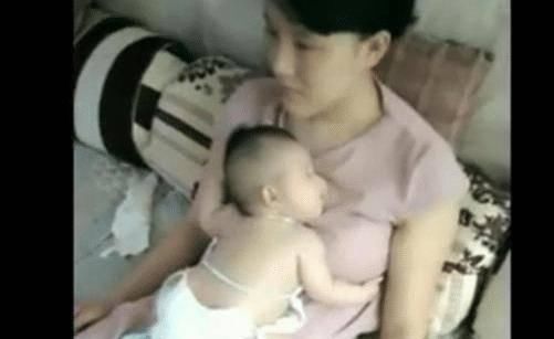 妈妈|实拍宝宝每次都要这样睡觉,妈妈一动也不敢动,母爱真是伟大