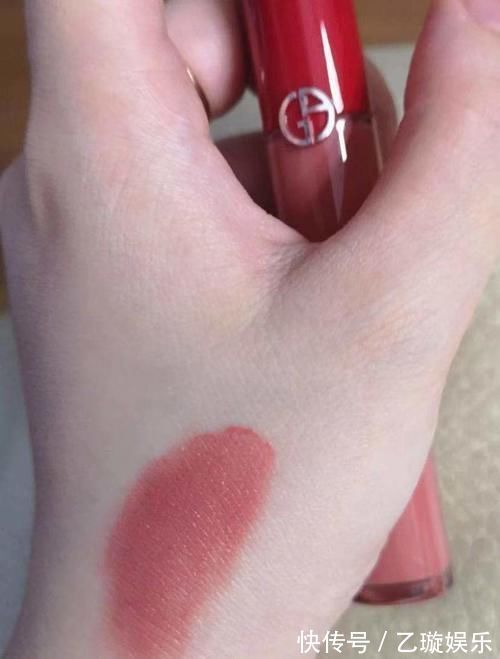 红管|很火却很不好用的口红,阿玛尼红管“大翻车”,它涂上显老20岁
