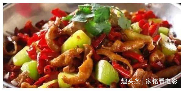 美食推荐农家小炒肉，凉拌鸡胗，干锅脆肠，清炒杏鲍菇的做法