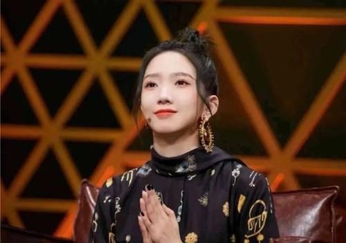 孟美岐方发声明否认当导师点评周传雄，这个姑娘莫名遭受了两天的“网暴”