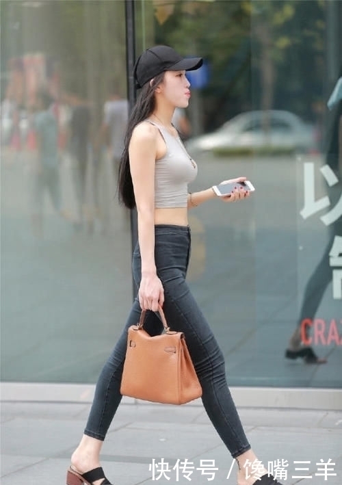 瘦瘦的女人穿什么都好看,俏皮背心搭配长裤,是你的理想型女友吗