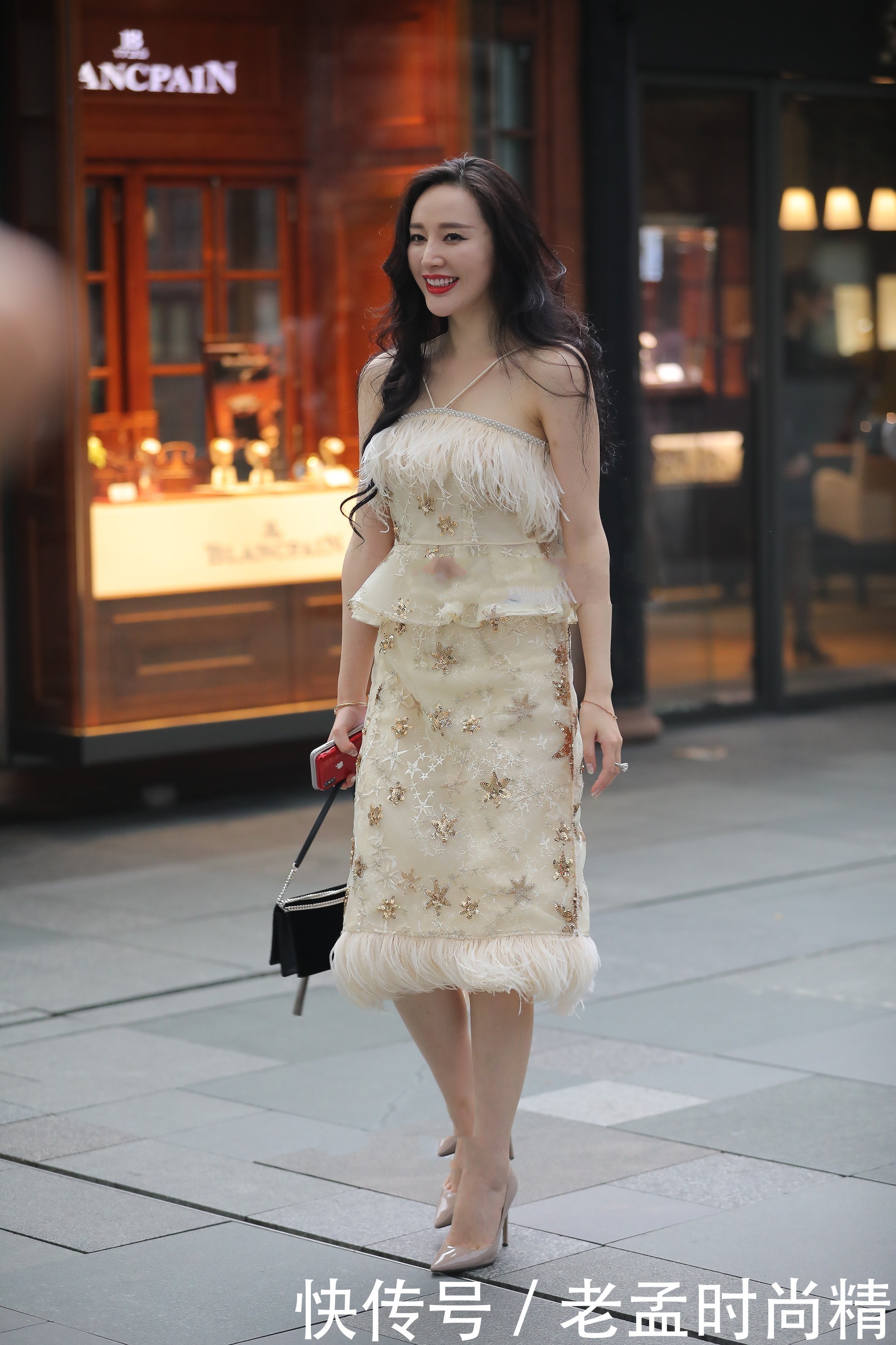 裙子|街拍:独特设计两根带子“挂”在脖子上,时尚款裙子,显优美曲线