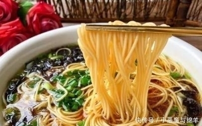 早餐,女儿就馋面条,喷香美味,十分钟就搞定,快手又好吃