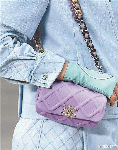 别总穿黑白灰了,今夏流行这个“紫”,时髦显白很高级
