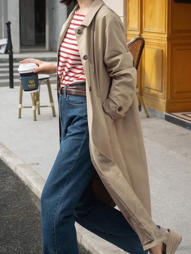 针织衫|你会风衣搭配牛仔裤穿吗?内搭浅蓝色衬衫又飒又美,高级又洋气