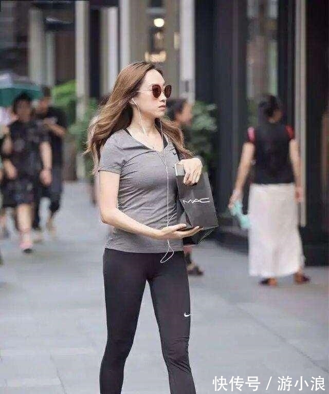 搭配 姣好的容颜搭配一条温柔的瑜伽裤,把身姿的美感放大,简约优美