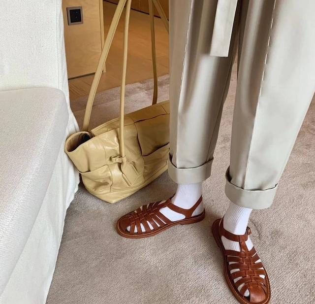 参考价格 翻了身的“土味凉鞋”,这次成了时髦精心中的C位