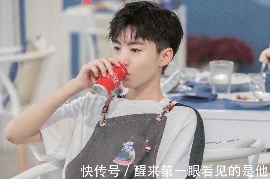 sing尼格买提也关注王俊凯的童年，在他面前提新加坡的梗，粉丝也补刀