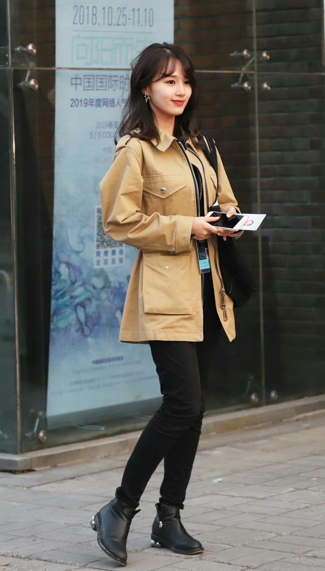 街拍:好养眼的小姐姐啊,看到她以后,心情马上变得好起来