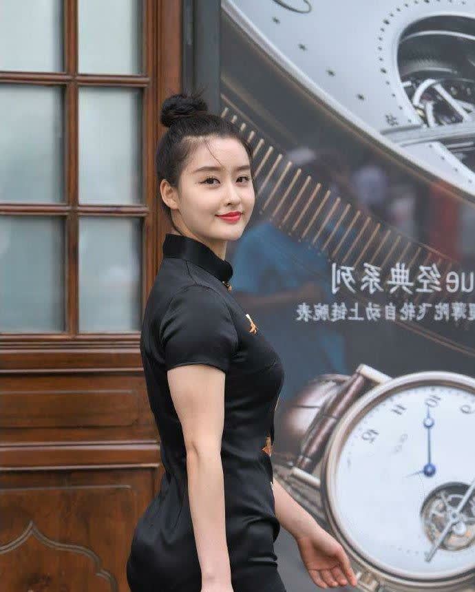 旗袍|小姐姐一身龙凤旗袍, 修显s身材让我目瞪口呆