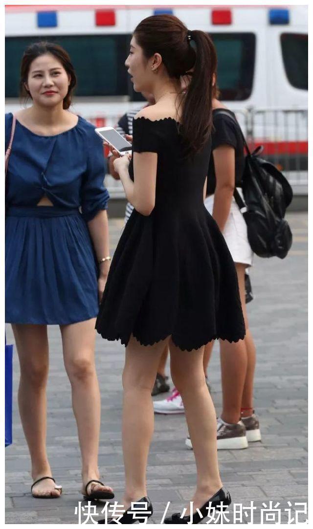 尽显|时尚穿搭:一袭黑色连衣裙,简单干练却性感又大方,尽显高挑身姿