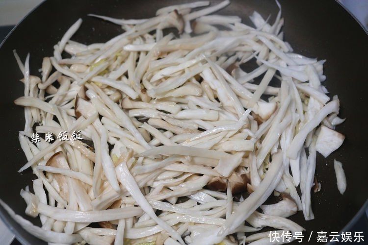 这三样一起炒，又鲜又脆，吃一口鲜嫩多汁，比肉嚼起来更香
