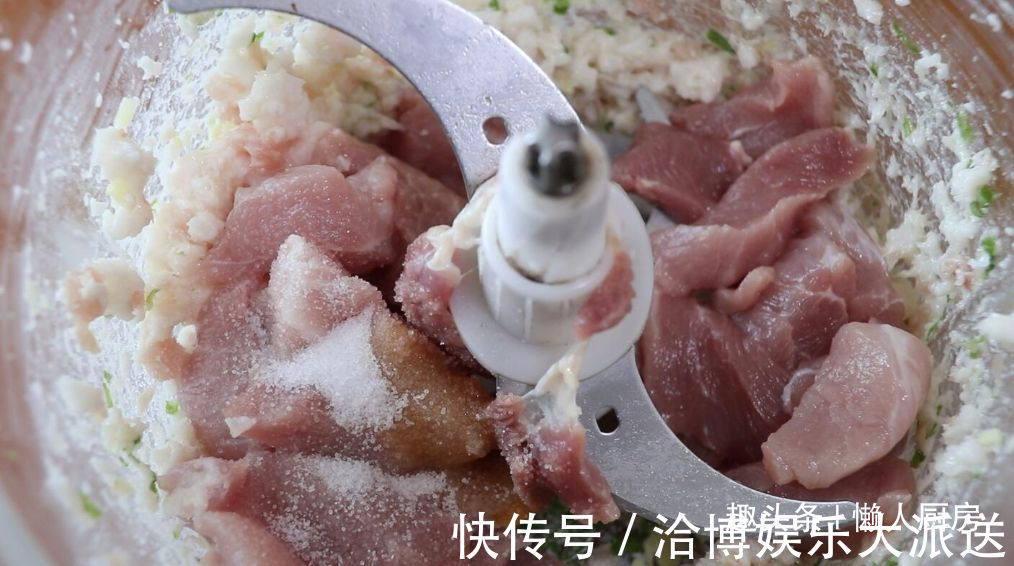 1张百叶，1块猪肉，教你做千张肉卷，配上毛豆和咸蛋黄，连汤喝光