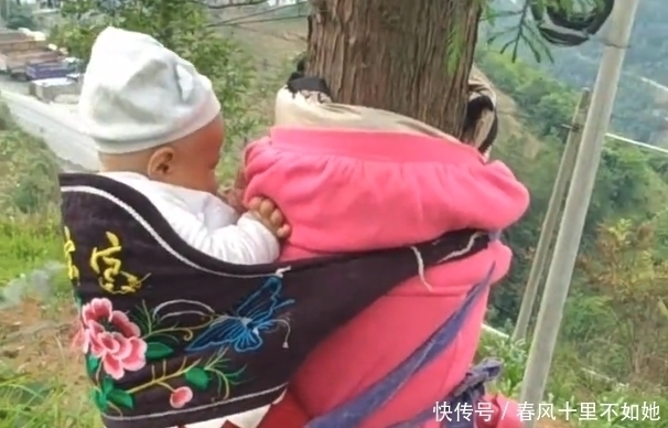 两个儿子|女子下地干活,宝宝就让“大树”帮忙带着,网友们看后:太聪明!