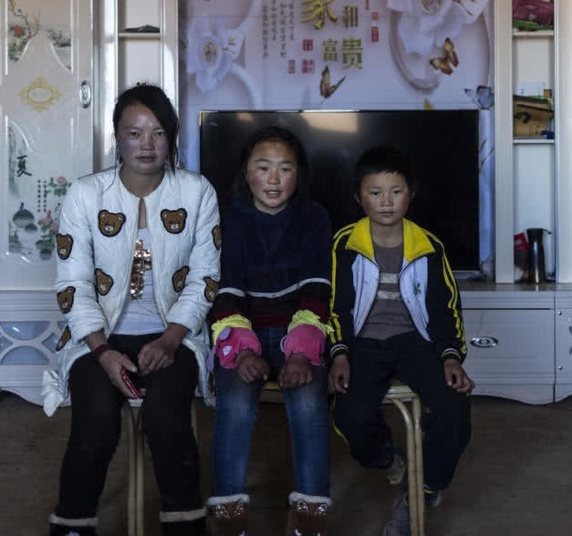 网络|“冰花男孩”走红网络,网友捐助50万,离家妈妈闻讯回来了