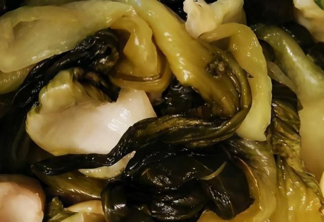 腌酸菜这方法老妈用了20年,不放油3天就变色,比老坛酸菜爽口