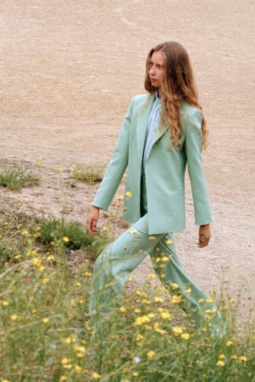 春天的穿搭，如何彰显女性的魅力？单品与颜色搭配缺一不可！