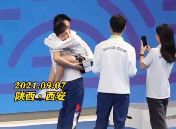 广东跳水队|全红婵拍完照,赖在陈艺文师姐身上不肯下来,直接被师姐熊抱离开