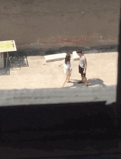 |搞笑GIF：据说刚化完妆的女生都是这样换衣服的