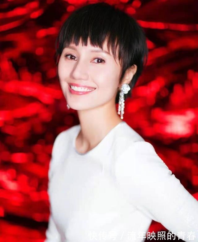 发型 女人过了45岁尽量别留长发、烫卷发!推荐这5款发型,太减龄