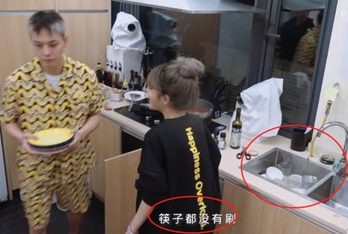 魏大勋主动洗筷子，他的“搓法”引热议，周扬青都看不下去了