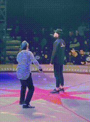 |搞笑趣图段子:老婆一起看啊,那女的真不要脸穿成这样!!