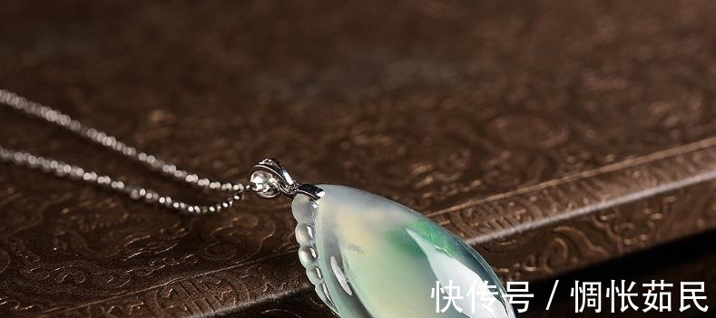 中国传统文化|翡翠福瓜的寓意很多,是一种百搭的饰品,男女老少都能佩戴