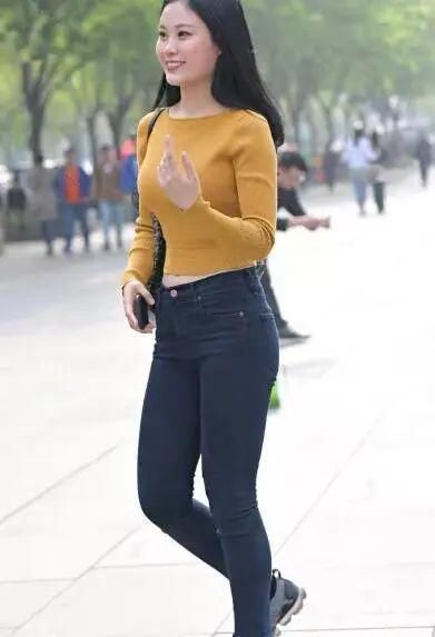 展现出|休闲简约牛仔裤展现出优美的身材曲线,展现精致的时尚感