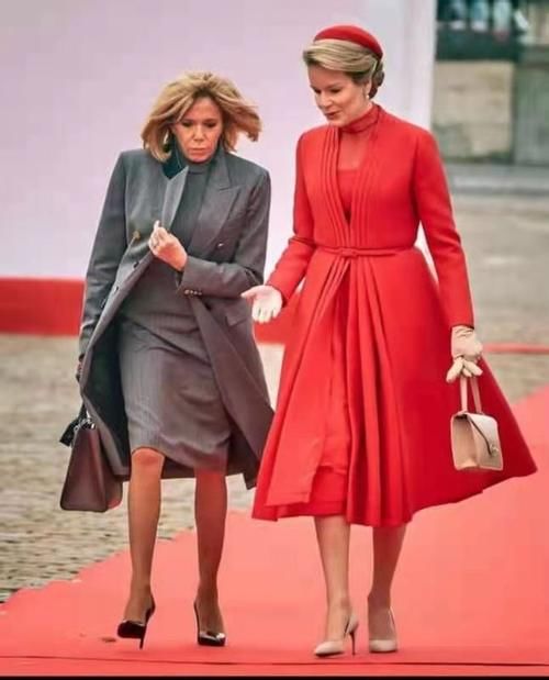 法国夫人太温柔！卫衣搭长裤简约风，亲小25岁老公额头像亲小孩