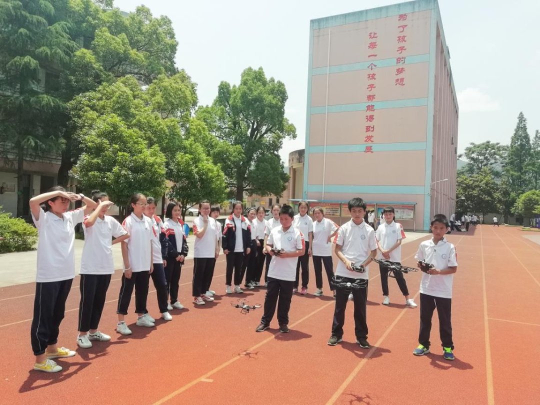 机器人|下地劳作、玩转无人机、与机器人大PK···莲都的学生们在“双减”之下露出了开心的笑容！