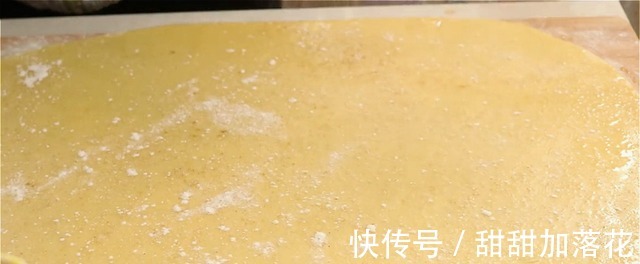 一碗面粉加一个鸡蛋居然这么好吃，不用蒸不用炸，出锅我流口水了！