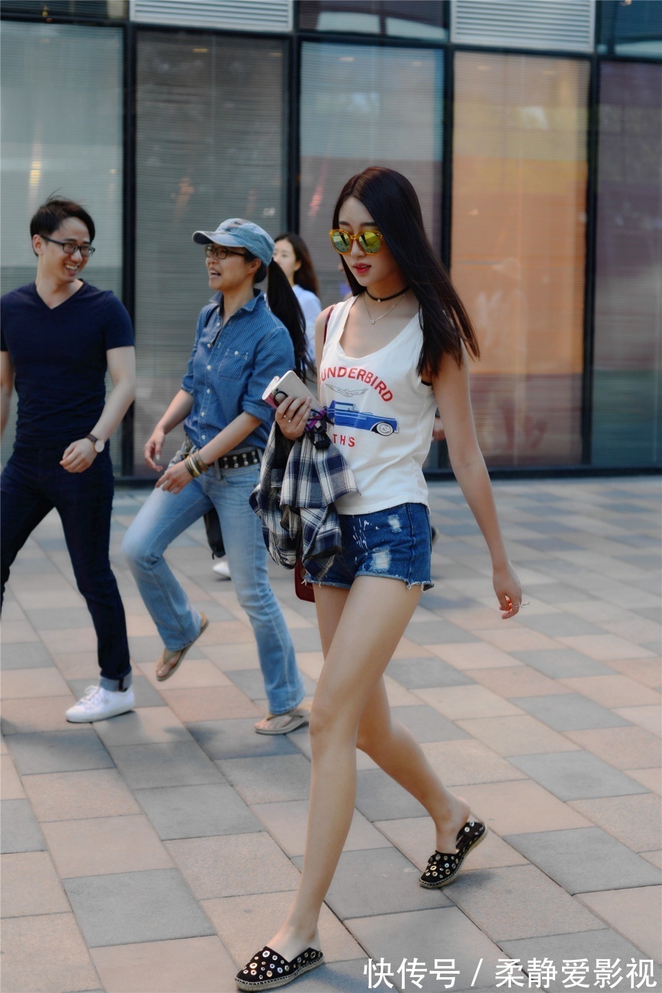 牛仔短裤|牛仔短裤搭配高跟鞋还是平底鞋,穿出大长腿