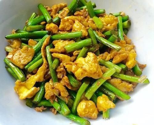 蒜薹加它称“泻药菜”,隔天炒一盘,净化血管,嘴巴不臭了,体重2位数