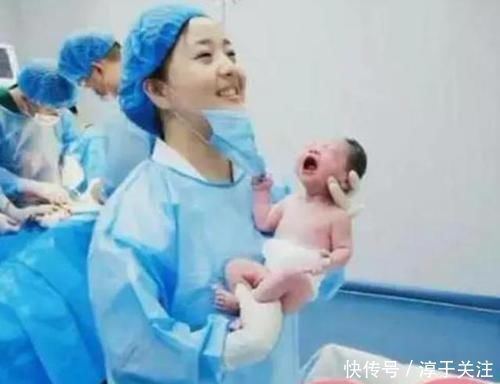 孩子|助产大夫被新生儿“碰瓷”,网友调侃这么记仇,长大后不好惹