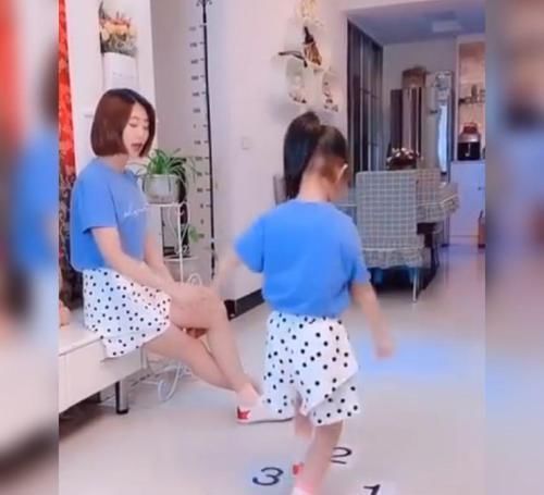 学习能力|五岁小女孩在家踩着格子跳广场舞火了,网友:以后必定是广场C位