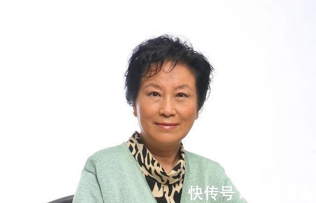 诗人&她是诗人亦是书法家,两度出任中书协副主席,书作高雅,顶礼膜拜