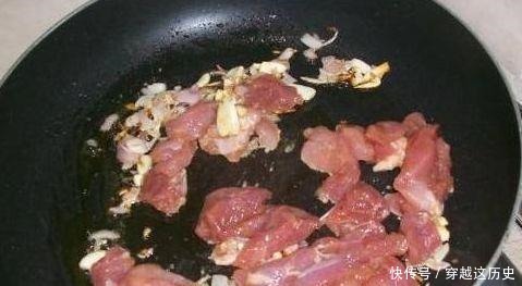 炒猪肉时，什么时候放盐味道会更好很多人都弄错了，难怪肉很柴！