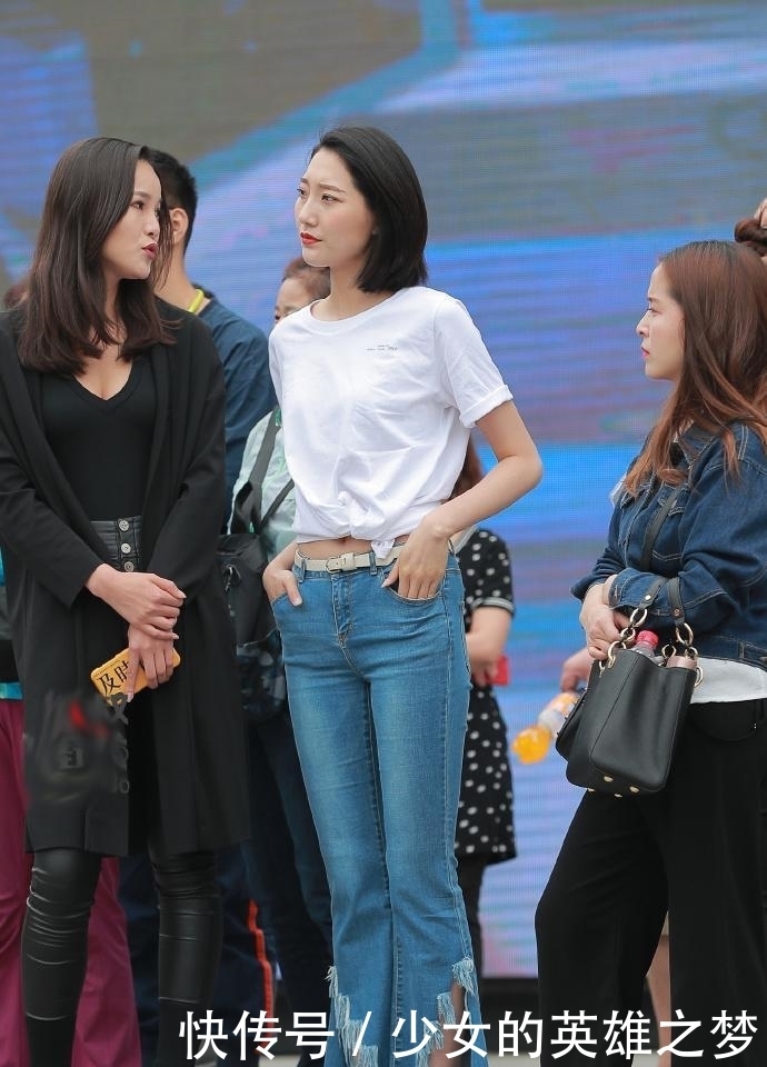 牛仔裤|街拍:牛仔裤的简约搭配,低调的魅力