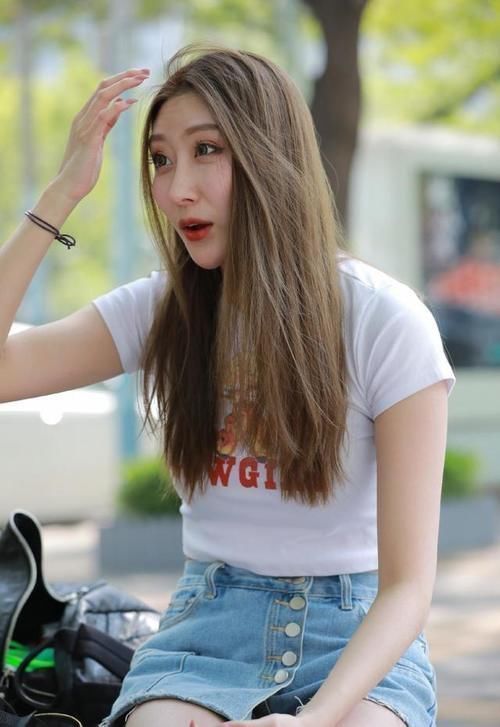 低腰|美女模特：短白t恤和蓝色低腰牛仔裤，勾勒出腿部的曲线