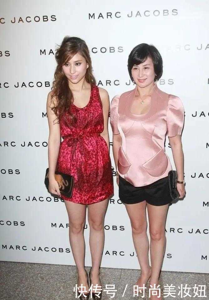 58岁何超琼真拼,穿粉色衣服和妹妹比美还要露腿,气质太惊艳了