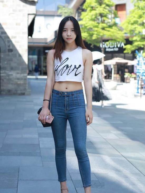 街拍:长发美女,身穿半袖上衣配紧身热裤,非常时髦