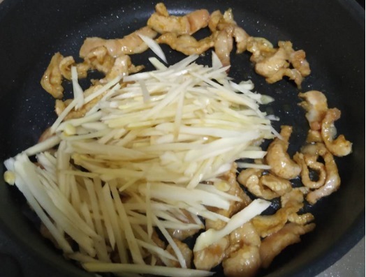 我家就越喜欢这菜，鲜香下饭，每回炒一盘，不够吃还怨我