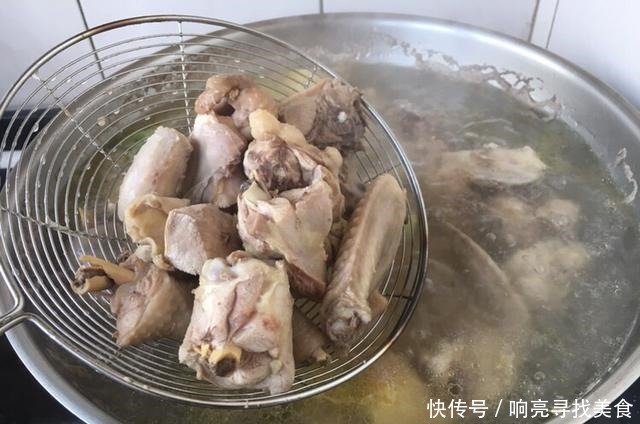 蘑菇|东北八大炖之一小鸡炖蘑菇,肉质鲜嫩,汤汁浓厚鲜美,好吃到晕