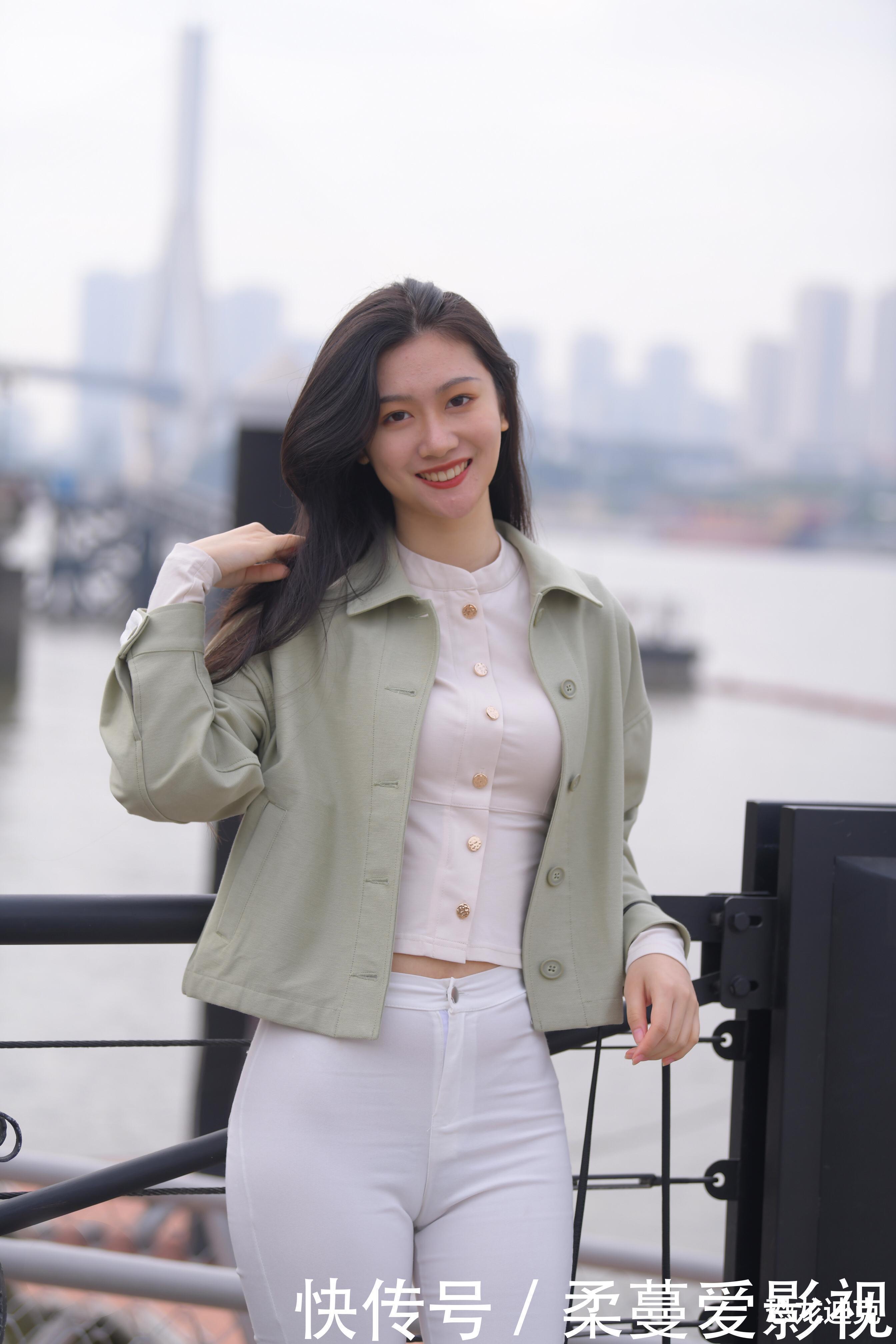 紧身 白色紧身休闲裤,性感迷人的魅力不输瑜伽裤