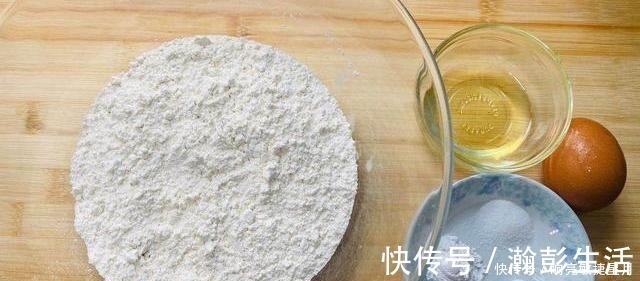 想吃|想吃油条在家做，食材简单易操作，蓬松酥脆，个个空心又好吃